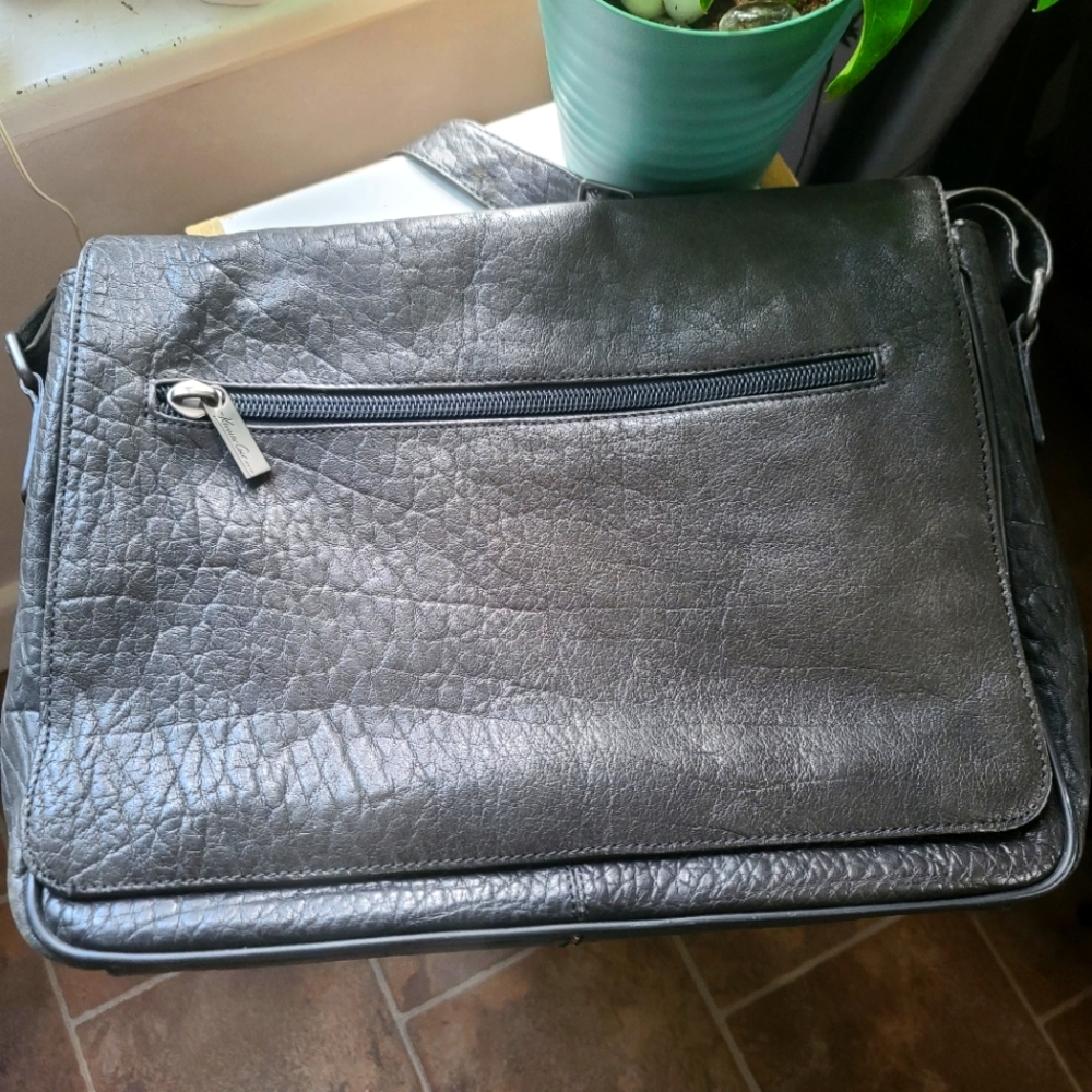 Kenneth Cole New York Black Leather Briefcase/Laptop Bag in GUC